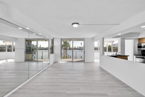 Condo in North Miami Beach, Florida, 2 bedrooms  № 1700386 - photo 1