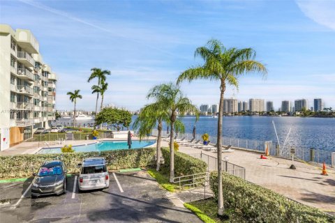 Condo in North Miami Beach, Florida, 2 bedrooms  № 1700386 - photo 25
