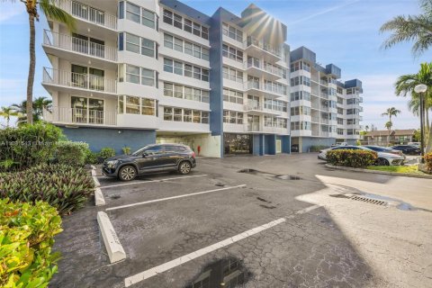 Condo in North Miami Beach, Florida, 2 bedrooms  № 1700386 - photo 30