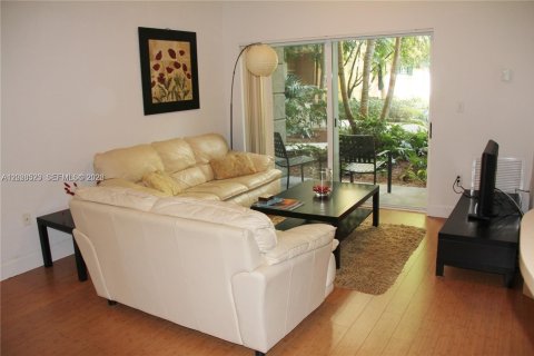 Condominio en alquiler en South Miami, Florida, 2 dormitorios, 78.22 m2 № 2248200 - foto 3