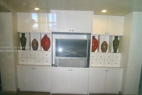 Condominio en alquiler en South Miami, Florida, 2 dormitorios, 78.22 m2 № 2248200 - foto 15