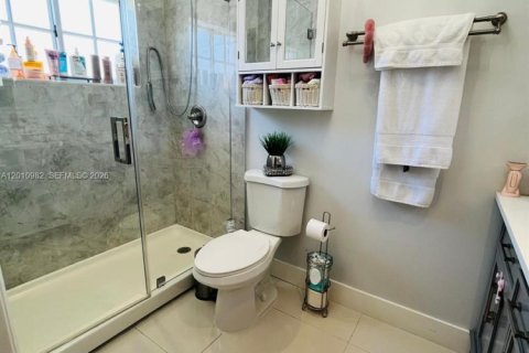 Condo in Hialeah, Florida, 2 bedrooms  № 2075329 - photo 9