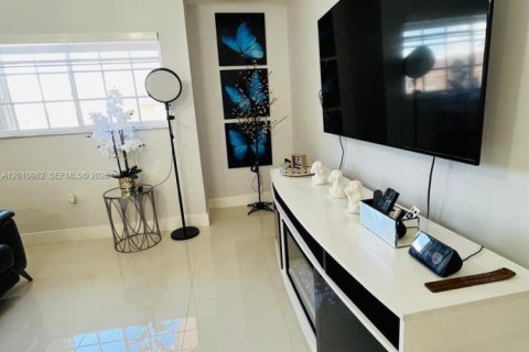 Condo in Hialeah, Florida, 2 bedrooms  № 2075329 - photo 3