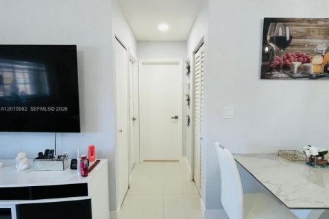 Condo in Hialeah, Florida, 2 bedrooms  № 2075329 - photo 4