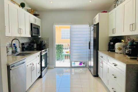 Condo in Hialeah, Florida, 2 bedrooms  № 2075329 - photo 13