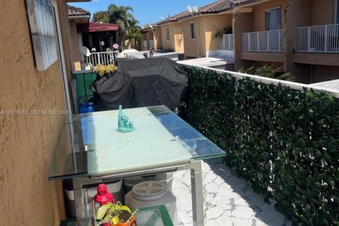 Condo in Hialeah, Florida, 2 bedrooms  № 2075329 - photo 12