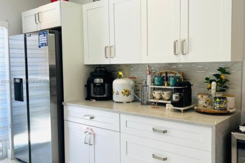 Condo in Hialeah, Florida, 2 bedrooms  № 2075329 - photo 15
