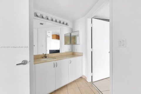 Copropriété à vendre à Miami, Floride: 2 chambres, 97.36 m2 № 2018543 - photo 12