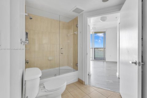 Copropriété à vendre à Miami, Floride: 2 chambres, 97.36 m2 № 2018543 - photo 13