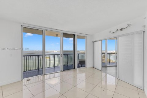 Copropriété à vendre à Miami, Floride: 2 chambres, 97.36 m2 № 2018543 - photo 2