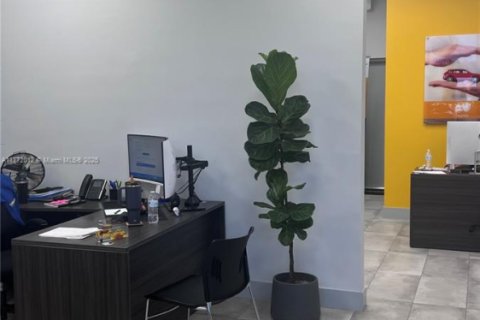 Commercial property in Homestead, Florida № 1958385 - photo 4