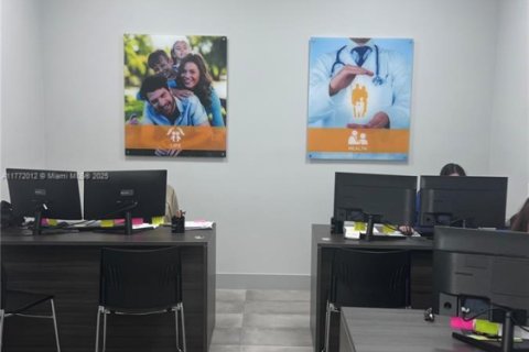 Commercial property in Homestead, Florida № 1958385 - photo 1