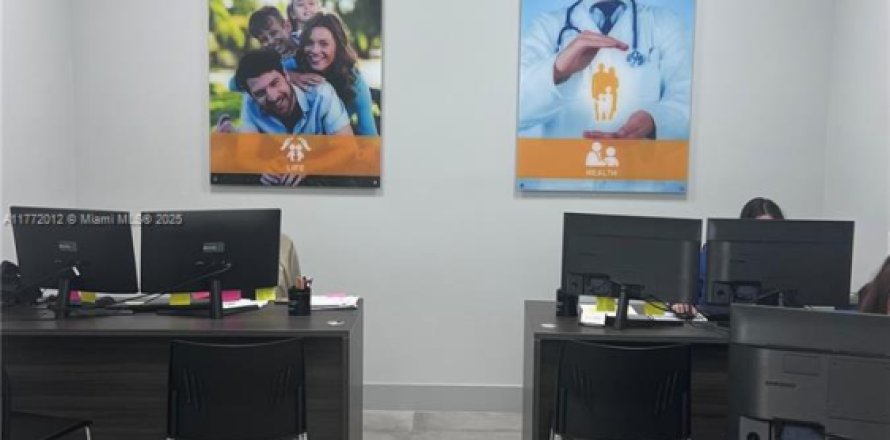 Commercial property in Homestead, Florida № 1958385