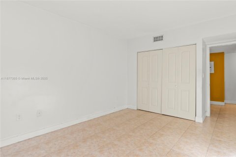 Купить кондоминиум в Майами, Флорида 2 спальни, 119.57м2, № 2017229 - фото 15