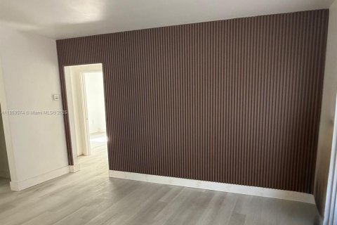 House in Miami, Florida 3 bedrooms, 117.8 sq.m. № 1896787 - photo 3