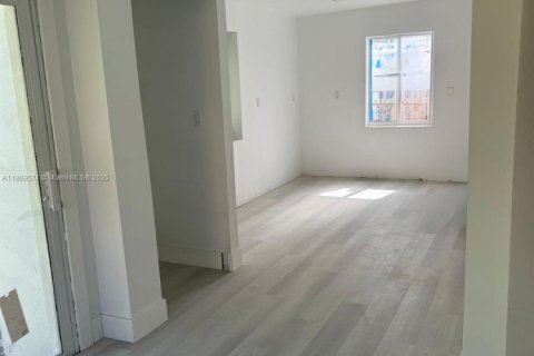 House in Miami, Florida 3 bedrooms, 117.8 sq.m. № 1896787 - photo 4