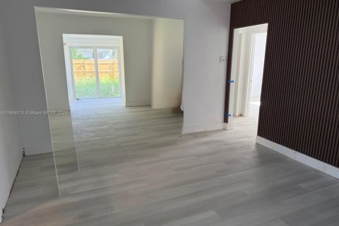 House in Miami, Florida 3 bedrooms, 117.8 sq.m. № 1896787 - photo 2