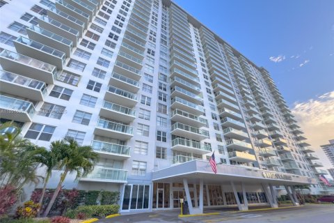 Condo in Sunny Isles Beach, Florida, 2 bedrooms  № 1943715 - photo 20