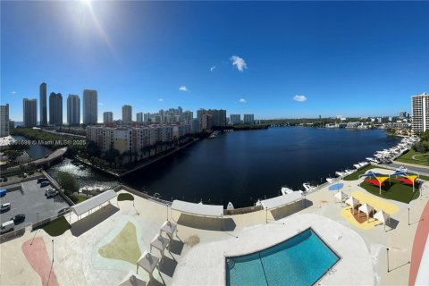Condo in Sunny Isles Beach, Florida, 2 bedrooms  № 1943715 - photo 19