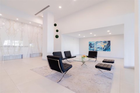 Condo in Sunny Isles Beach, Florida, 2 bedrooms  № 1943715 - photo 17