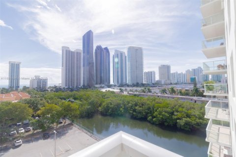 Condo in Sunny Isles Beach, Florida, 2 bedrooms  № 1943715 - photo 1