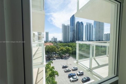 Condo in Sunny Isles Beach, Florida, 2 bedrooms  № 1943715 - photo 14