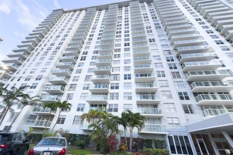 Condo in Sunny Isles Beach, Florida, 2 bedrooms  № 1943715 - photo 21