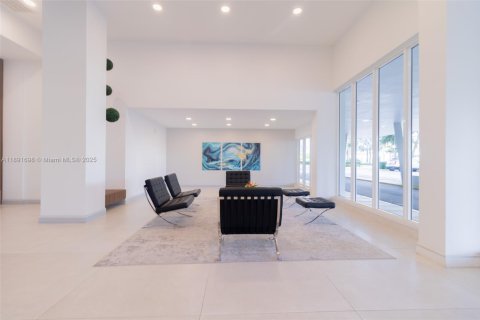 Condo in Sunny Isles Beach, Florida, 2 bedrooms  № 1943715 - photo 18