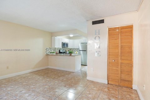 Condo in Miami Lakes, Florida, 1 bedroom  № 2002715 - photo 6