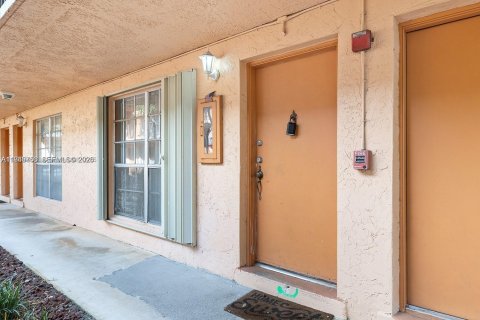 Condo in Miami Lakes, Florida, 1 bedroom  № 2002715 - photo 11