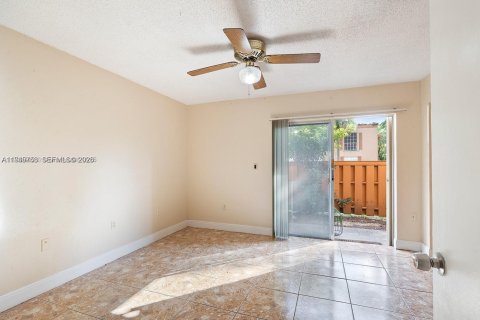 Condo in Miami Lakes, Florida, 1 bedroom  № 2002715 - photo 10