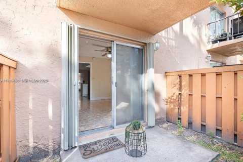 Condo in Miami Lakes, Florida, 1 bedroom  № 2002715 - photo 16