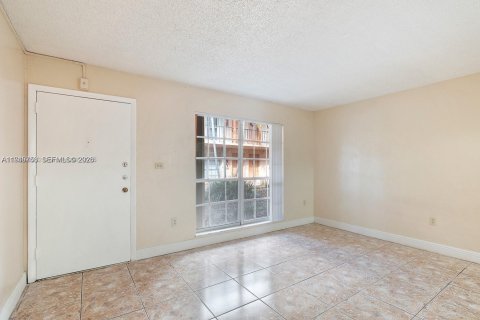 Condo in Miami Lakes, Florida, 1 bedroom  № 2002715 - photo 8
