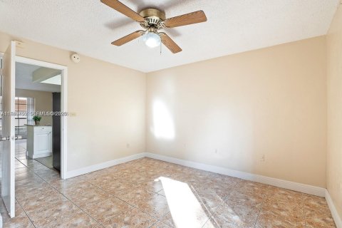 Condo in Miami Lakes, Florida, 1 bedroom  № 2002715 - photo 14