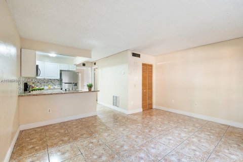 Condo in Miami Lakes, Florida, 1 bedroom  № 2002715 - photo 4