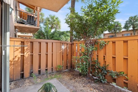 Condo in Miami Lakes, Florida, 1 bedroom  № 2002715 - photo 17