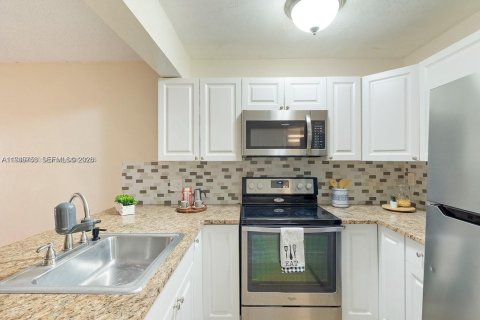 Condo in Miami Lakes, Florida, 1 bedroom  № 2002715