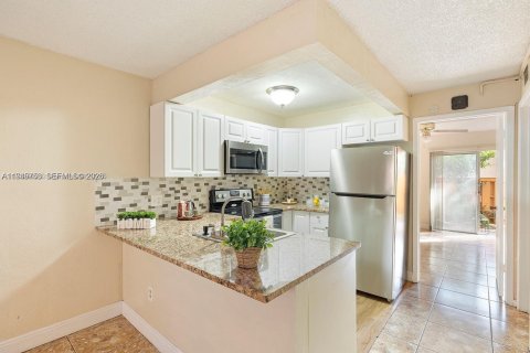 Condo in Miami Lakes, Florida, 1 bedroom  № 2002715 - photo 2