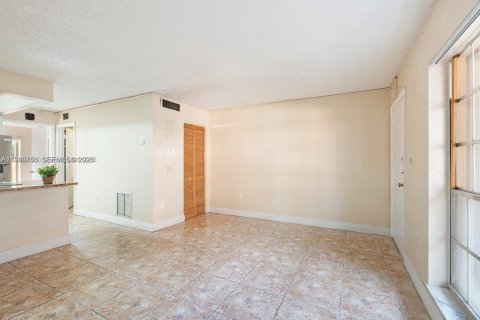 Condo in Miami Lakes, Florida, 1 bedroom  № 2002715 - photo 5