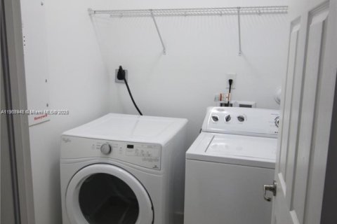 Casa en alquiler en Doral, Florida, 5 dormitorios, 297.75 m2 № 1964152 - foto 24