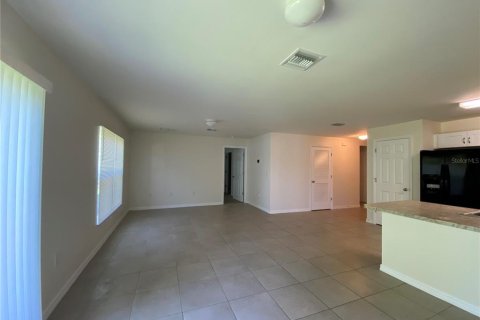 Снять в аренду виллу или дом в Порт-Шарлотт, Флорида 4 спальни, 139.73м2, № 1912378 - фото 3