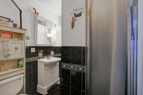 House in North Miami Beach, Florida 4 bedrooms, 126.35 sq.m. № 2076412 - photo 20