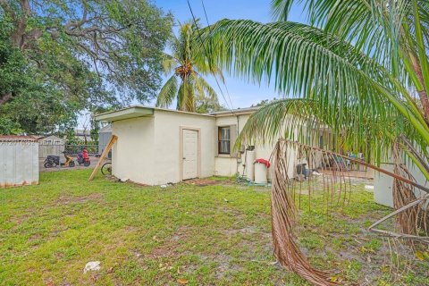House in North Miami Beach, Florida 4 bedrooms, 126.35 sq.m. № 2076412 - photo 25