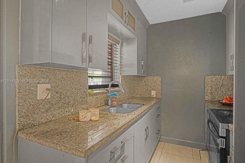 House in North Miami Beach, Florida 4 bedrooms, 126.35 sq.m. № 2076412 - photo 14