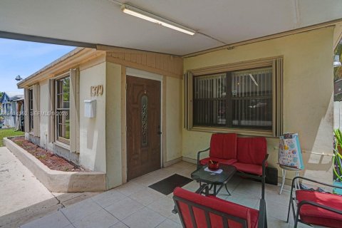 House in North Miami Beach, Florida 4 bedrooms, 126.35 sq.m. № 2076412 - photo 5