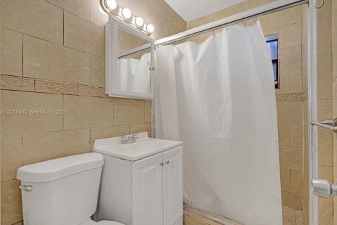 House in North Miami Beach, Florida 4 bedrooms, 126.35 sq.m. № 2076412 - photo 30