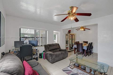 House in North Miami Beach, Florida 4 bedrooms, 126.35 sq.m. № 2076412 - photo 10