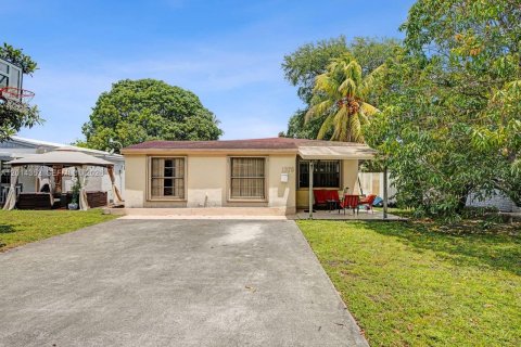 House in North Miami Beach, Florida 4 bedrooms, 126.35 sq.m. № 2076412 - photo 4