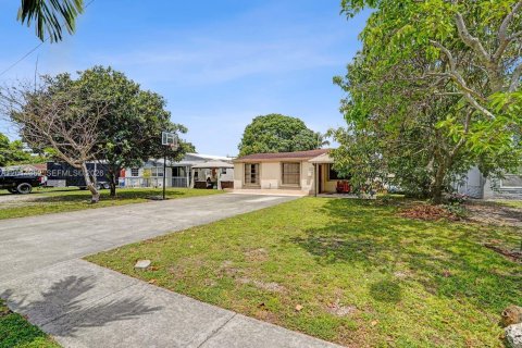 House in North Miami Beach, Florida 4 bedrooms, 126.35 sq.m. № 2076412 - photo 3