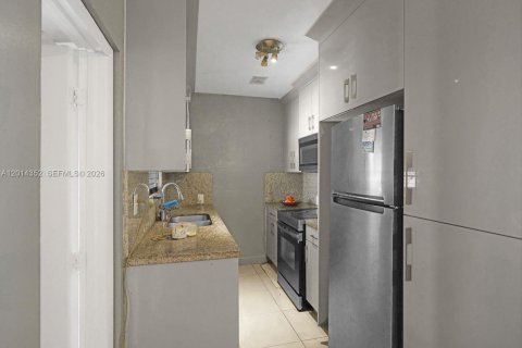 House in North Miami Beach, Florida 4 bedrooms, 126.35 sq.m. № 2076412 - photo 13